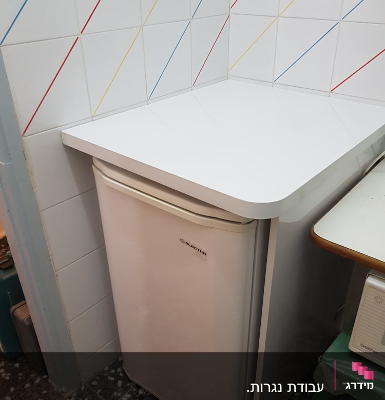 מקרר קטן מתחת לשולחן לבן בפינת מטבח